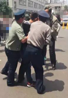 校園保安臨危不懼，機(jī)智果敢化解險情