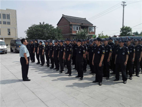 如皋市保安服務(wù)有限公司押運(yùn)部組織“防搶劫”、“防火災(zāi)”演練