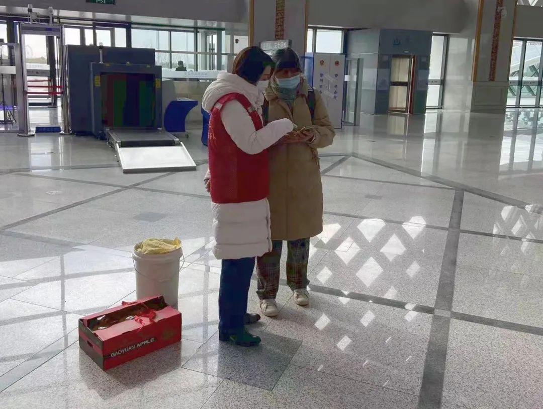 志愿服務(wù)添年味 愛心奉獻(xiàn)暖人心！春節(jié)期間如皋市保安公司開展志愿服務(wù)活動