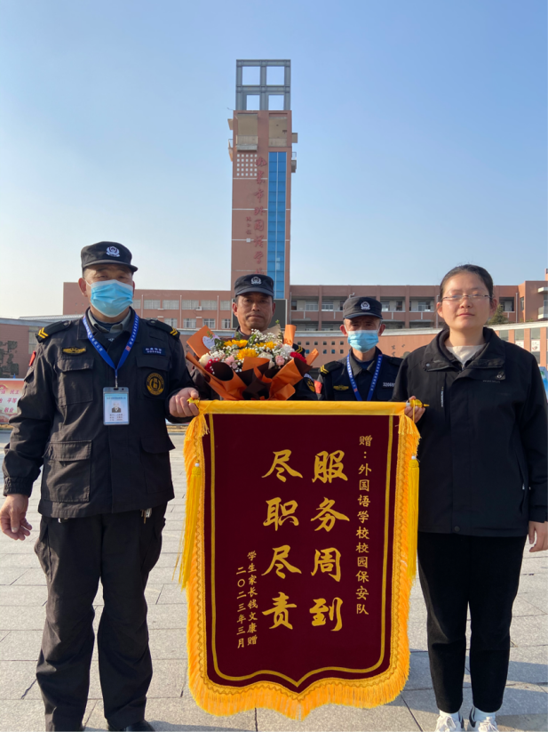 點(diǎn)贊！校園保安背送受傷學(xué)生上下學(xué)